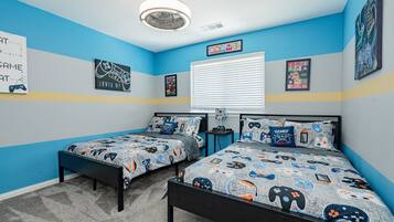 3 quartos, escrivaninha, ferros/tábuas de passar roupa, berço de viagem