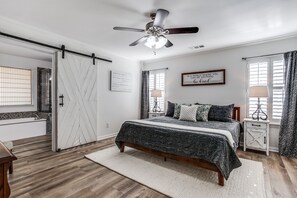 3 Schlafzimmer, Schreibtisch, Bügeleisen/Bügelbrett, Reisekinderbett