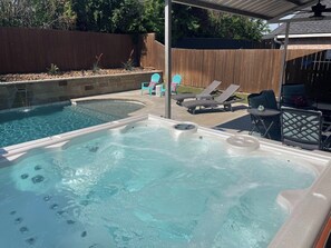 Outdoor pool - Rockwall Lux Retreat💥Pool&Spa💥Covered Patio-5min walk downtown-Parks-Trails-Lake (Rockwall)