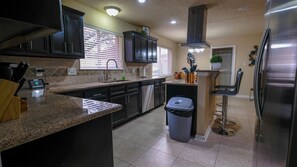 Premier House, 3 Bedrooms, Private Pool | Private kitchen | Fridge, microwave, oven, stovetop - 3Bdrm 2.5Bath 6Beds - Pool House (Houston)