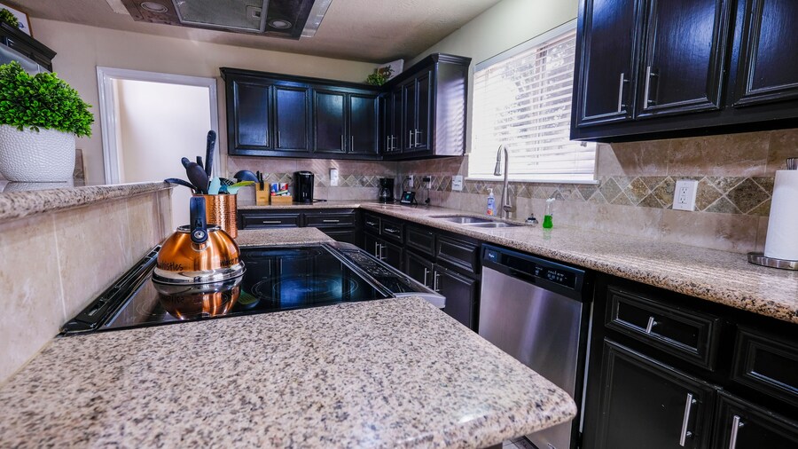 3Bdrm 2.5Bath 6Beds - Pool House