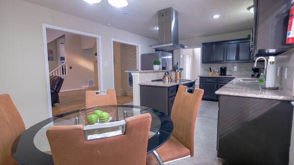 Premier House, 3 Bedrooms, Private Pool | Private kitchen | Fridge, microwave, oven, stovetop - 3Bdrm 2.5Bath 6Beds - Pool House (Houston)