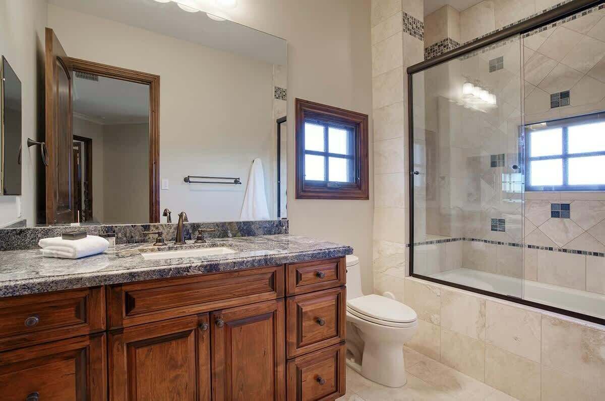 Bedroom 5 En Suite - Ensuite bathroom with walk-in shower/tub combo