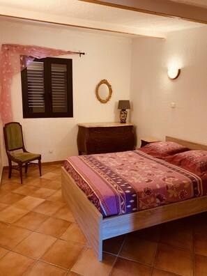 3 chambres, fer et planche Ă repasser, lit parapluie, draps fournis