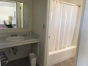 Kombinasi shower/bathtub dan handuk