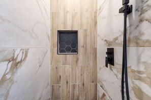 Ducha, secador de pelo, toallas, jabón