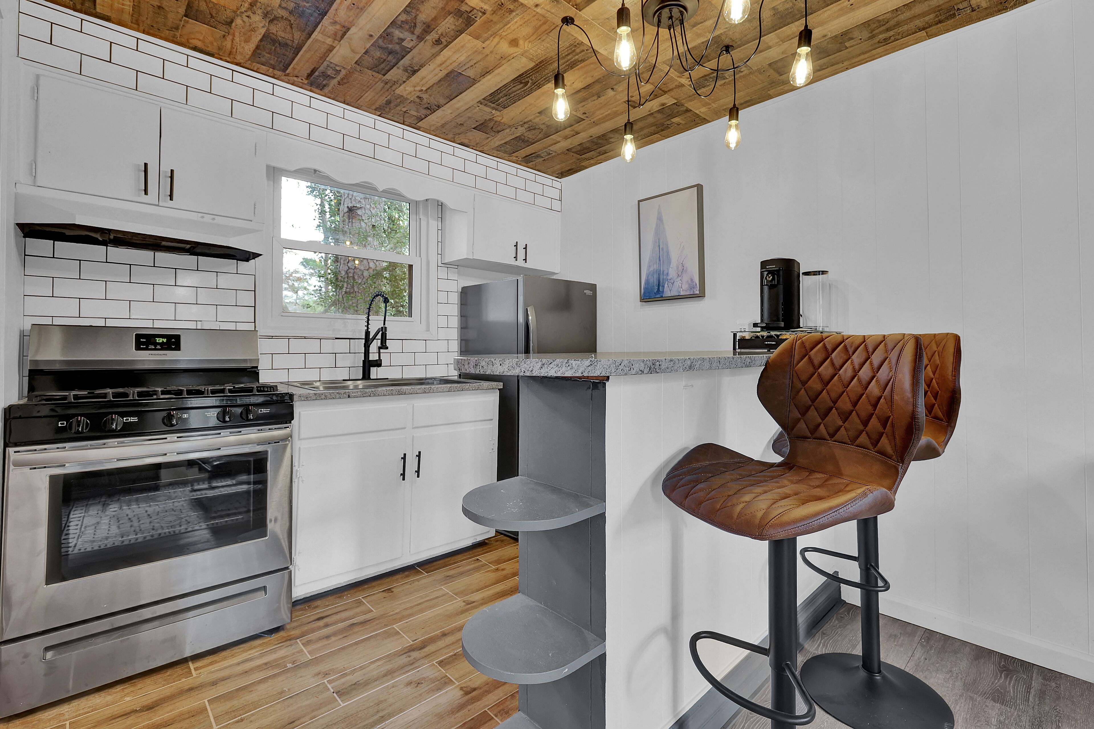 Réfrigérateur, four à micro-ondes, un four, surface de cuisson