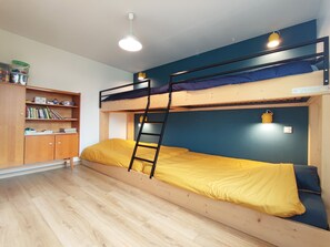 2 slaapkamers, een strijkplank/strijkijzer, reisbedje, internet