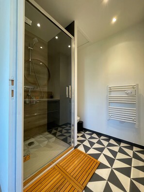 Suihku, hiustenkuivaaja