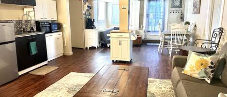 Älytelevisio, takka, kirjoja