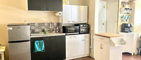 Refrigerador, microondas, parrilla de estufa y cafetera y tetera