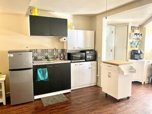 Fridge, microwave, stovetop, coffee/tea maker