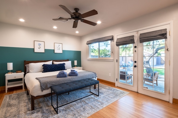 3 dormitorios, escritorio, tabla de planchar con plancha y cuna de viaje