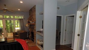 Una sala de estar con chimenea, un sofá y un comedor.