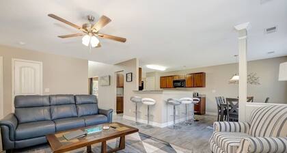 Large Group Haven - Entire Home Close to LightRail