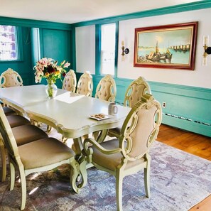 تلفزيون ذكي بحجم 55-بوصة يعرض قنوات تلفزيونية باشتراك مدفوع، تلفزيون