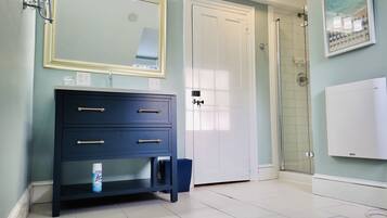 Deluxe Room | Bathroom | Hair dryer, towels