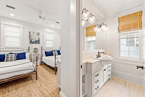 5 dormitorios, tabla de planchar con plancha, cuna de viaje