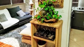 Suite Romantis | Area keluarga | Televisi layar datar 80-cm dengan saluran TV kabel dan TV