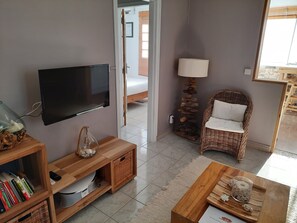 Suite panorámica | Zona de estar | Televisión de pantalla plana de 80 cm con canales por cable