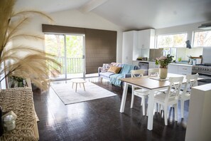 Smart TV, Netflix, books, streaming services - Unique 2-storey guesthouse, nestled in the hills (Crafers West)