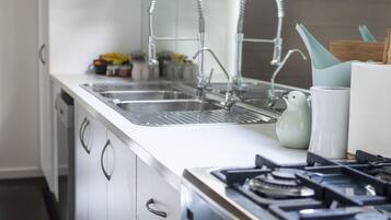 Frigorífico grande, microondas, horno y placa de cocina