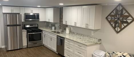 雪櫃、微波爐、焗爐、爐具