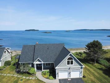 Sea Duck Cottage Main House 3/2 oceanfront, private beach access, WIFI, spacious