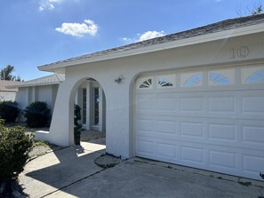 Exterior detail - Ed & Hilda's Centrally located, Spacious and Relaxing Retreat (Cape Coral)