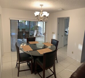 Dining - Ed & Hilda's Centrally located, Spacious and Relaxing Retreat (Cape Coral)