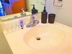Douche, sèche-cheveux, serviettes fournies, savon