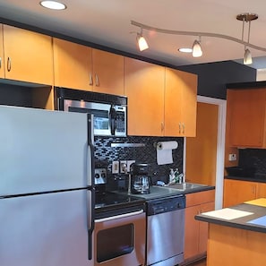 Réfrigérateur, four à micro-ondes, un four, surface de cuisson