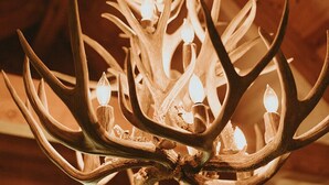 Un lustre orné de branches en forme de bois de cerf et de lampes.