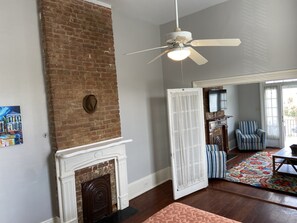 2 多间卧室、免费 WiFi、床单