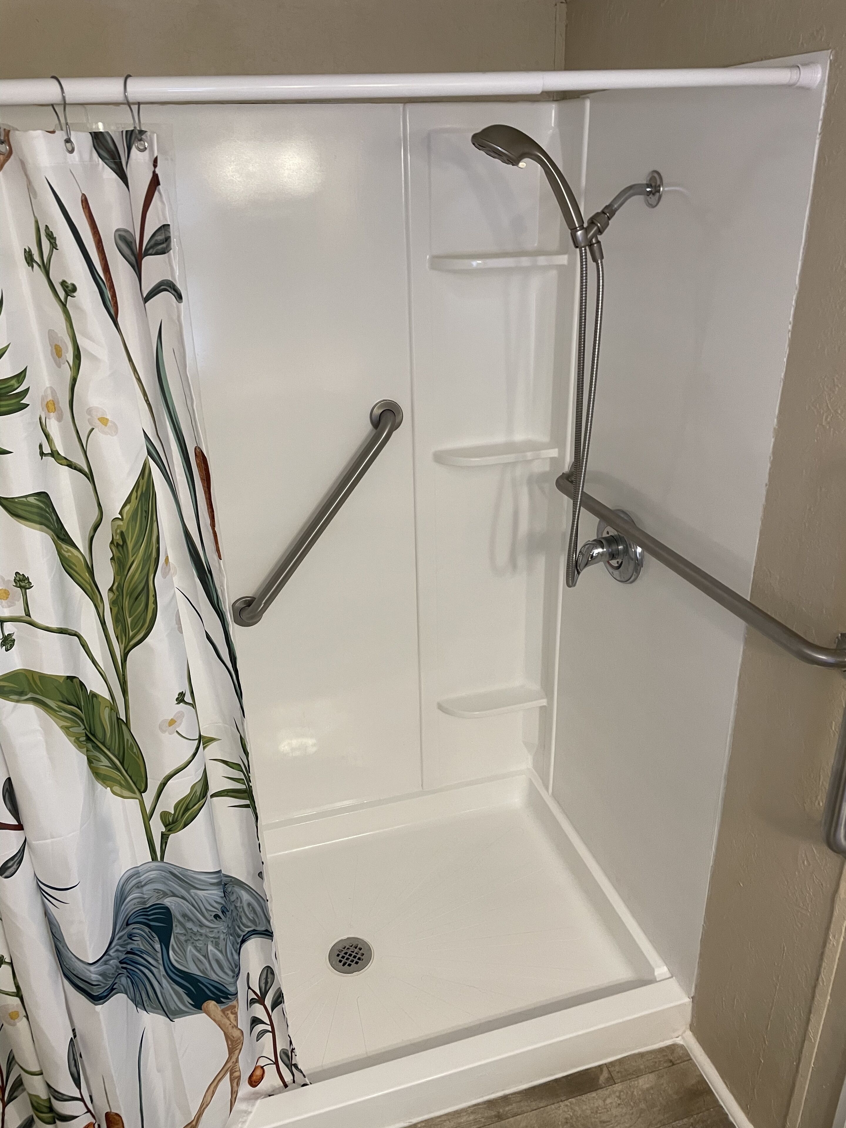 Ensemble baignoire-douche, séchoir à cheveux, serviettes fournies, savon