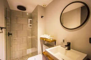 Bathtub, towels, toilet paper - Beautiful Modern Apartment in Provenza (Medellín)