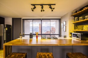 Kühlschrank, Mikrowelle, Ofen, Herdplatte