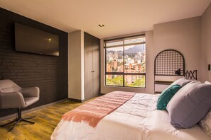 1 Schlafzimmer, Zimmersafe, Schreibtisch, Bügeleisen/Bügelbrett