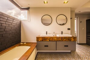 Baignoire, serviettes fournies, papier toilette