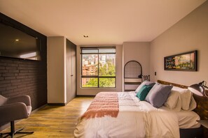 1 dormitorio, caja fuerte, escritorio y tabla de planchar con plancha