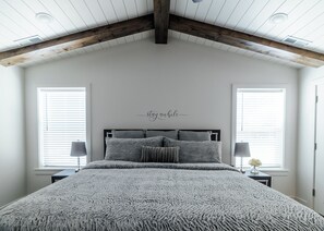 3 bedrooms, desk, iron/ironing board, travel cot - Luxury Downtown Getaway - Private 20ft Swim Spa (Cedar City)