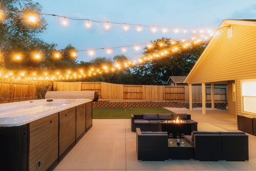 Luxury Downtown Getaway - Private 20ft Swim Spa