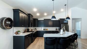 Frigorifero, microonde, forno, piano cottura