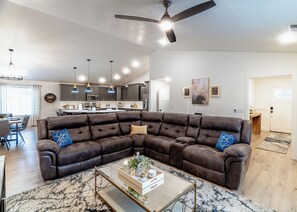 Smart TV, fireplace, DVD player, books - Luxury Downtown Getaway - Private 20ft Swim Spa (Cedar City)