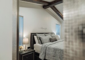 3 quartos, escrivaninha, ferros/tábuas de passar roupa, berço de viagem