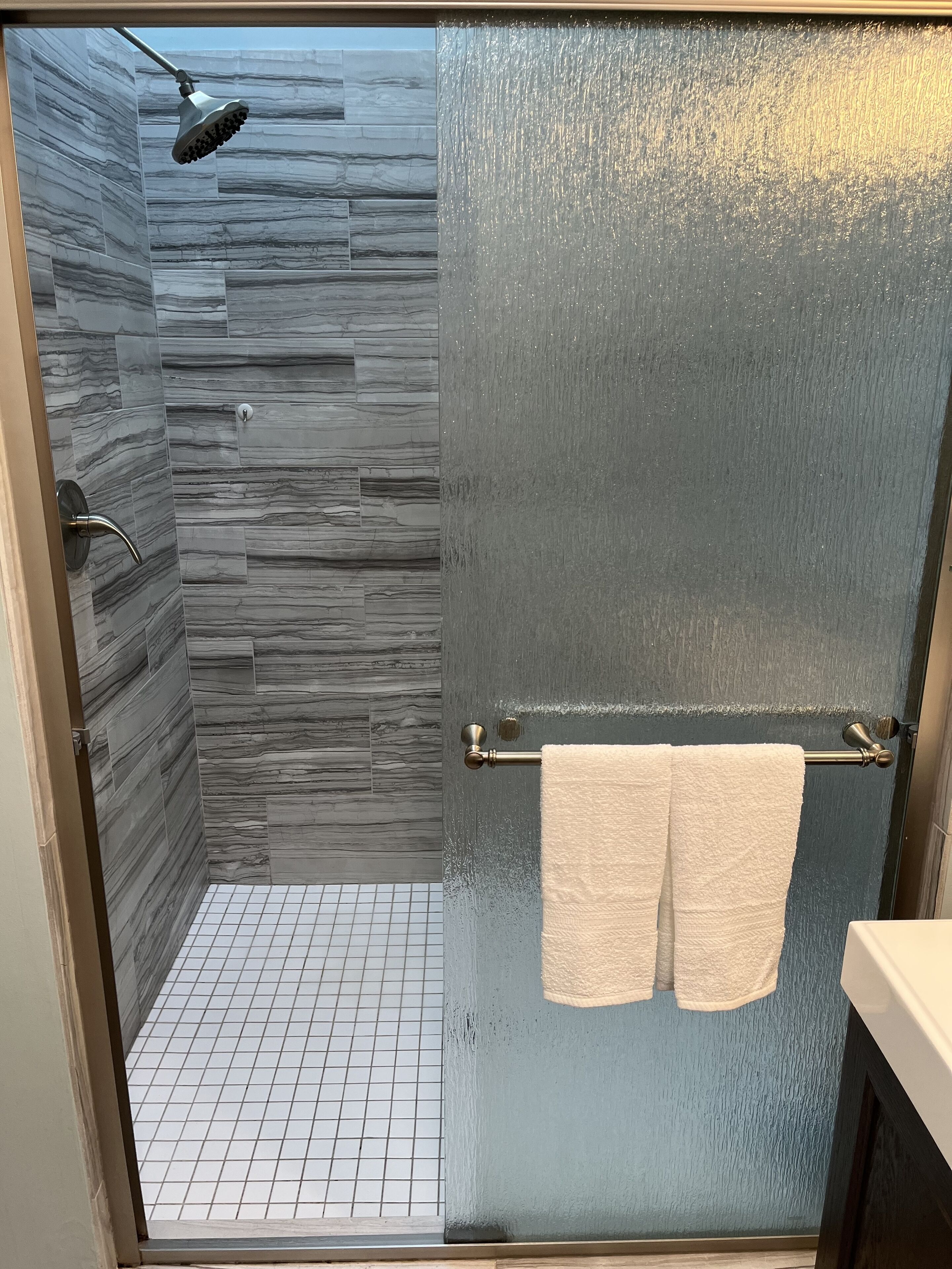 Dusche, Haartrockner, Handtücher, Seife