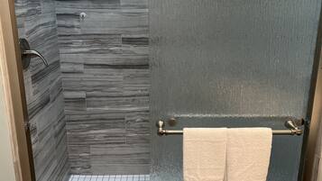 Dusche, Haartrockner, Handtücher, Seife