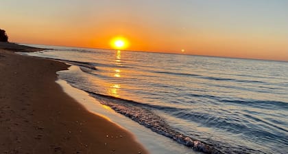 Moonlight Beach Bungalow 2 blocks to Lake Michigan beach!