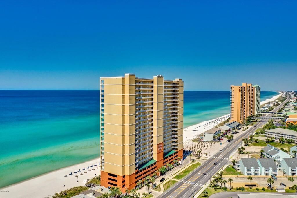 På stranden, solsenger og strandhåndklær