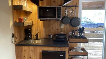 Réfrigérateur, micro-ondes, cafetière/bouilloire, grille-pain